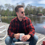 Tom je nezávislý finanční spisovatel a blogger původem z kanadského Toronta. Dnes tráví většinu času cestováním a psaním ze svého notebooku na cestách.