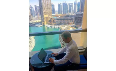 להלן 4 המשרות הטובות ביותר עבור הנוודים הדיגיטליים שכל אחד יכול לאסוף : נווד דיגיטלי עובד כיועץ עסקי בעת שנסע בדובאי