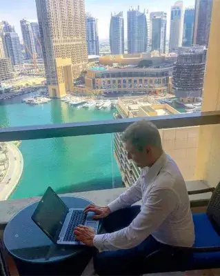 Estil de vida dels nòmades digitals: com viuen realment? : NOMAD digital que treballa des de la seva habitació d'hotel a Dubai Marina